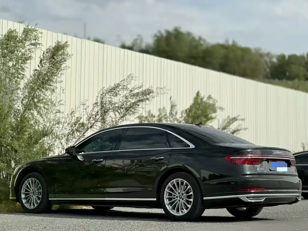 Audi A8 2022 — фото 7