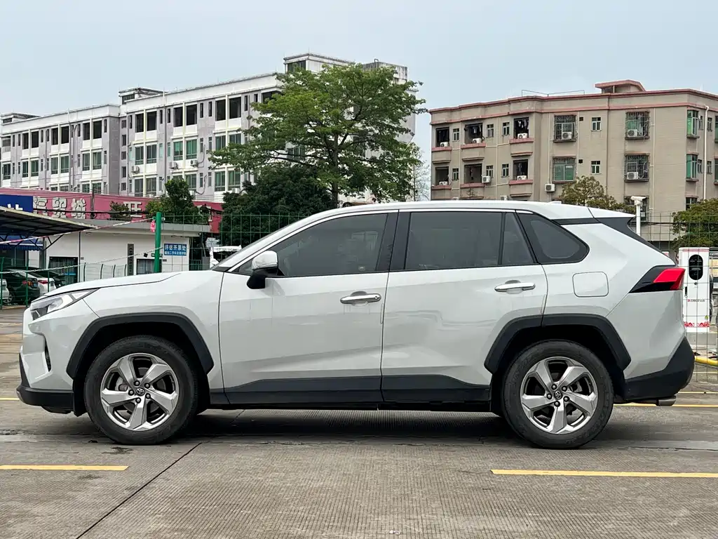 Toyota RAV4 2020 — фото 2