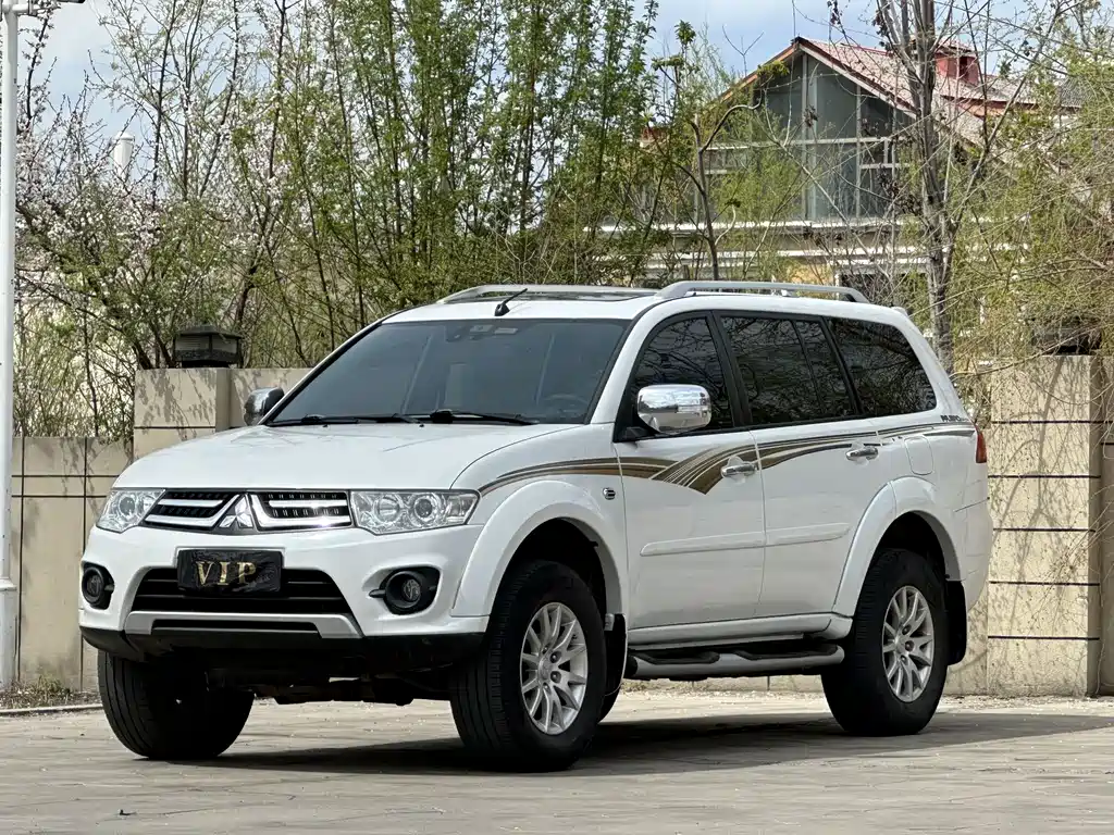 Mitsubishi Pajero Sport 2014 — фото 1