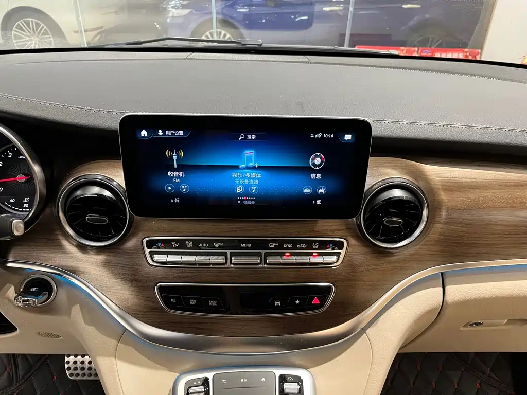 Mercedes-Benz V-Class 2022 — фото 15
