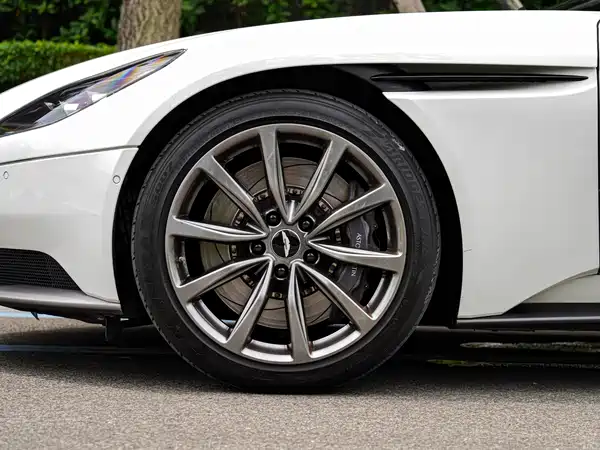 Aston Martin DB11 2020
