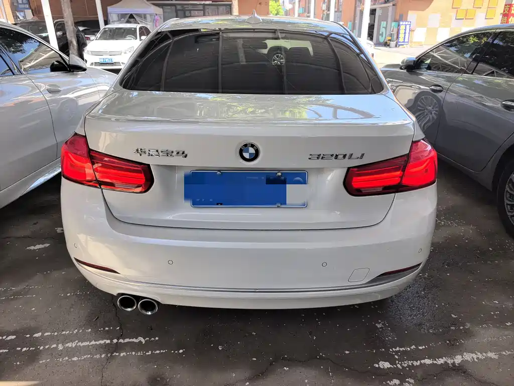 BMW 3 Series 2018 — фото 14