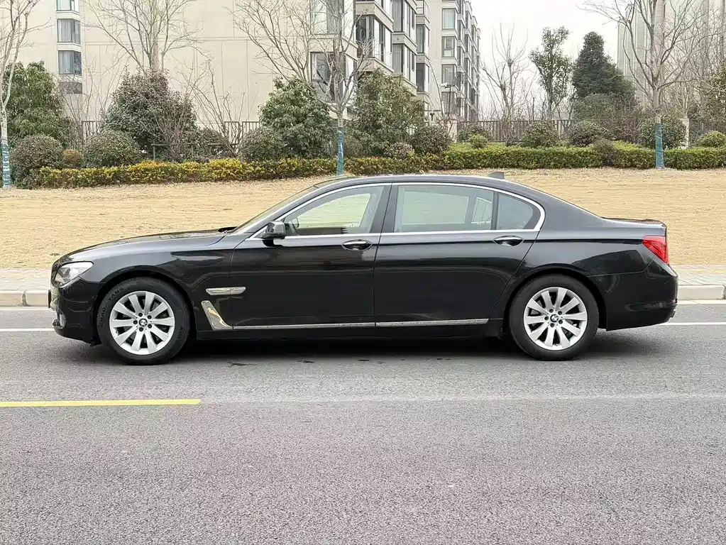 BMW 7 Series 2011 — фото 15