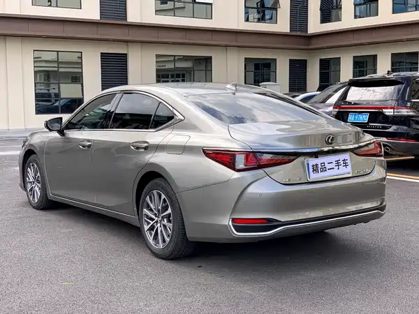 Lexus ES 2024
