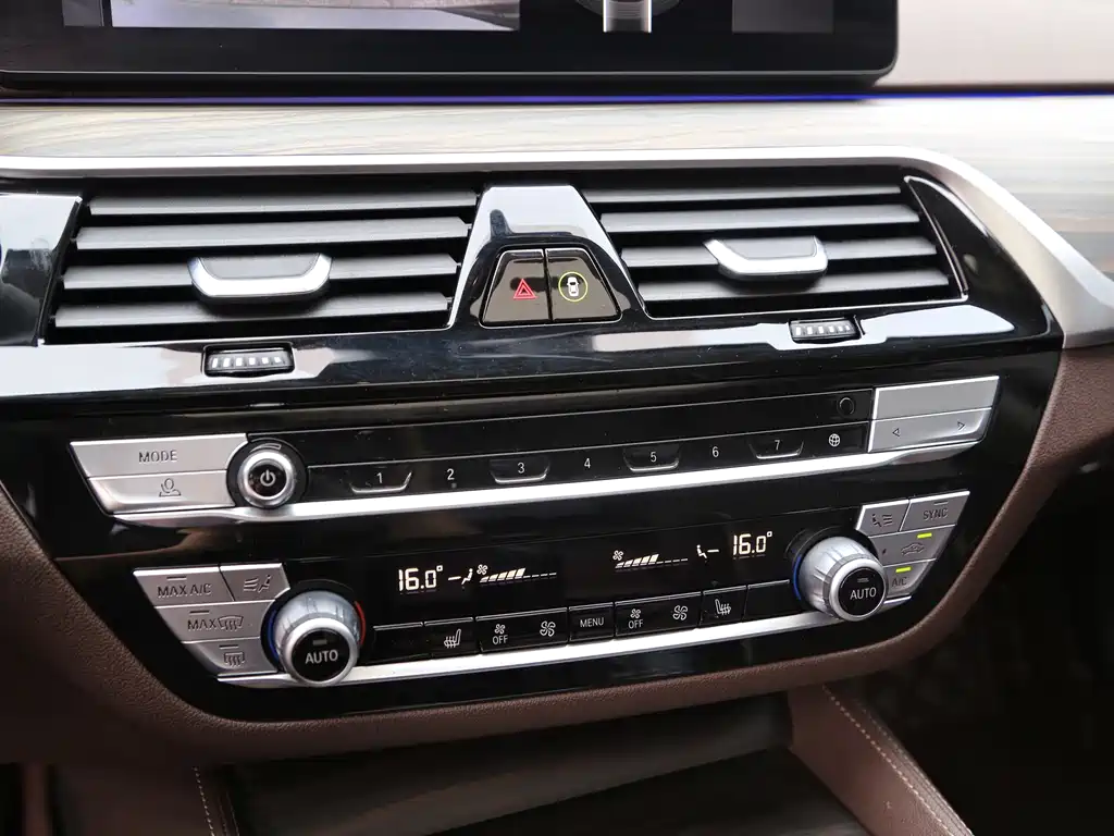 BMW 5 Series 2021 — фото 11