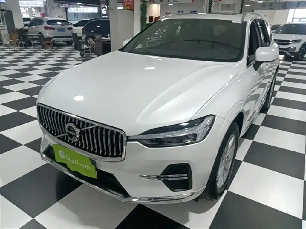 Volvo XC60 2022 — фото 2