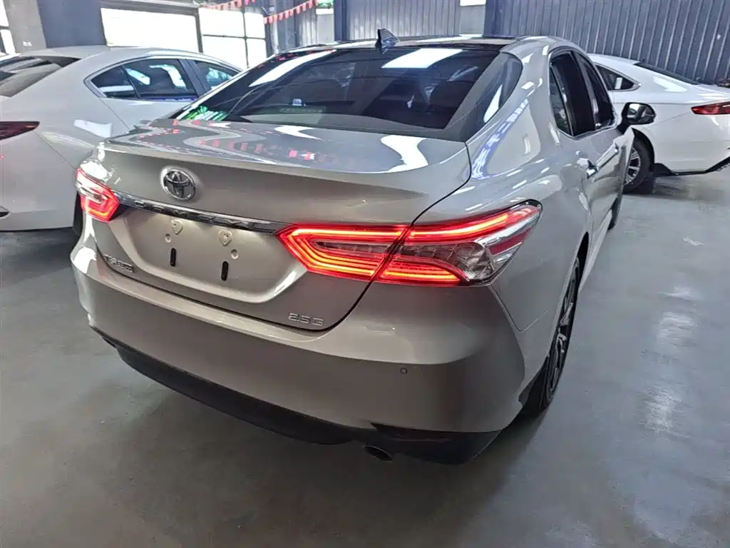 Toyota Camry 2021 — фото 7