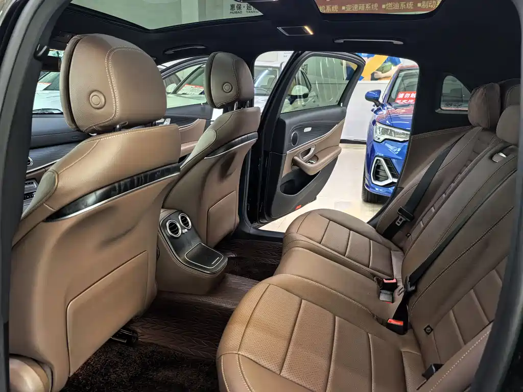 Mercedes-Benz E-Class 2023 — фото 10