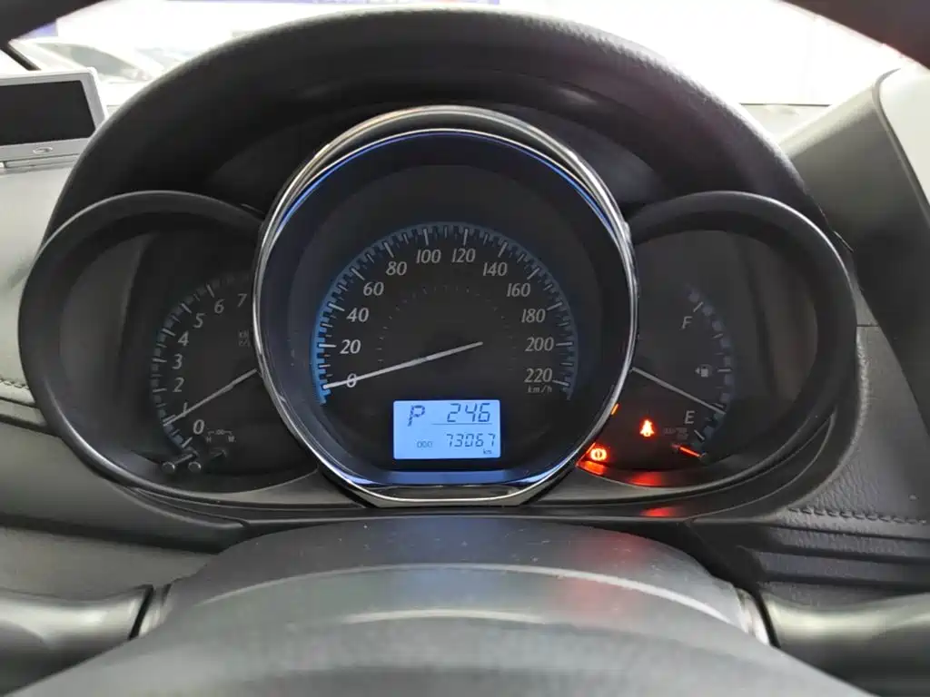 Toyota Yaris L 2017 — фото 12