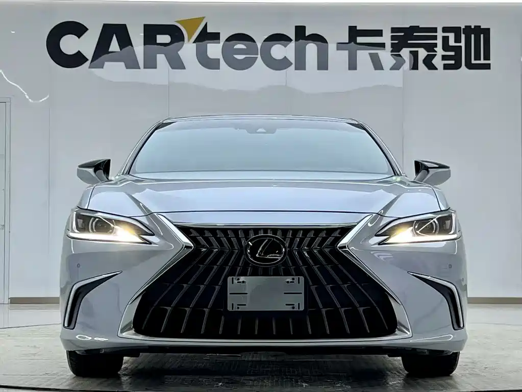 Lexus ES 2023 — фото 1