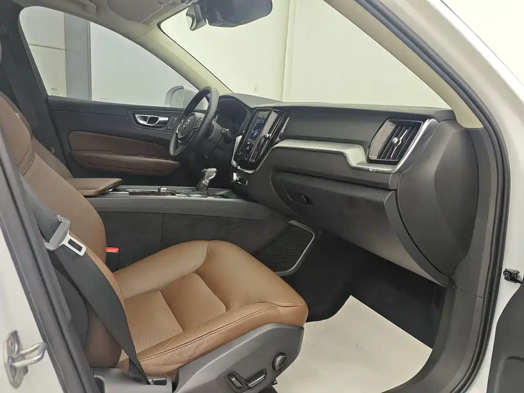 Volvo XC60 2018 — фото 20