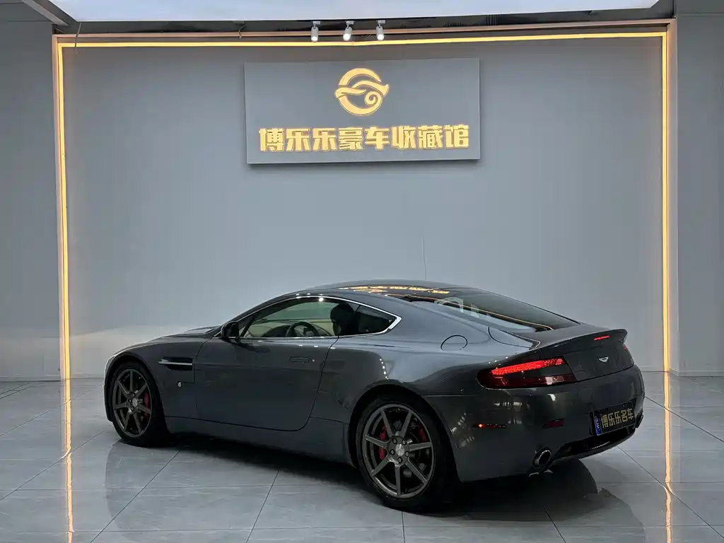 Aston Martin V8 Vantage 2010 — фото 15
