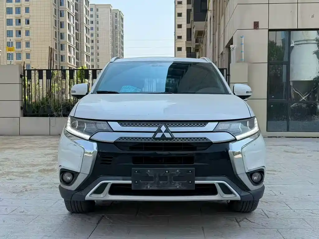 Mitsubishi Outlander 2021 — фото 2
