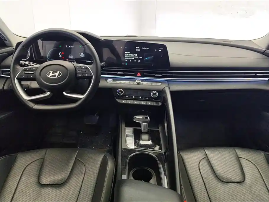 Hyundai Elantra 2023 — фото 12