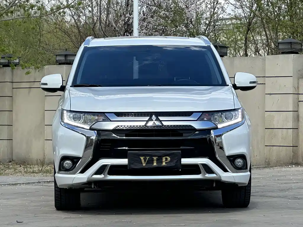 Mitsubishi Outlander 2022 — фото 2
