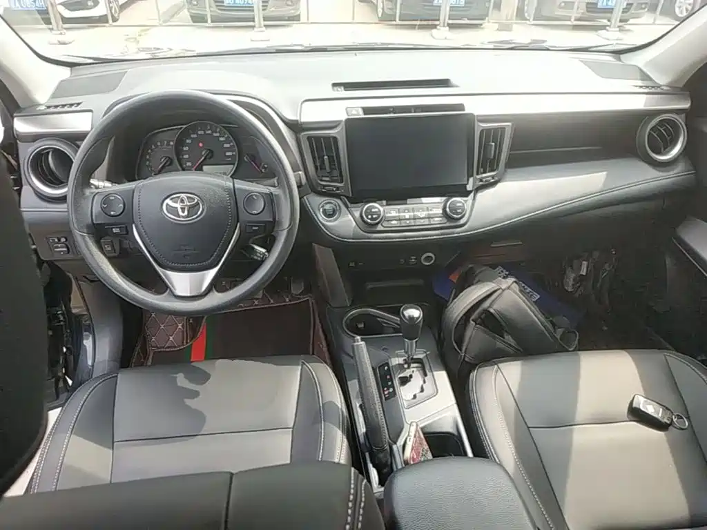 Toyota RAV4 2018 — фото 10