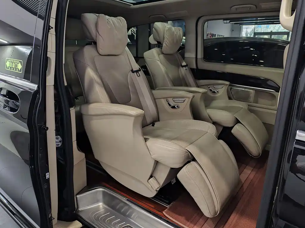 Mercedes-Benz V-Class 2019 — фото 16