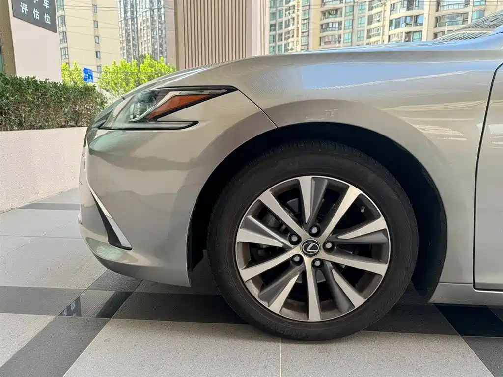 Lexus ES 2018 — фото 11