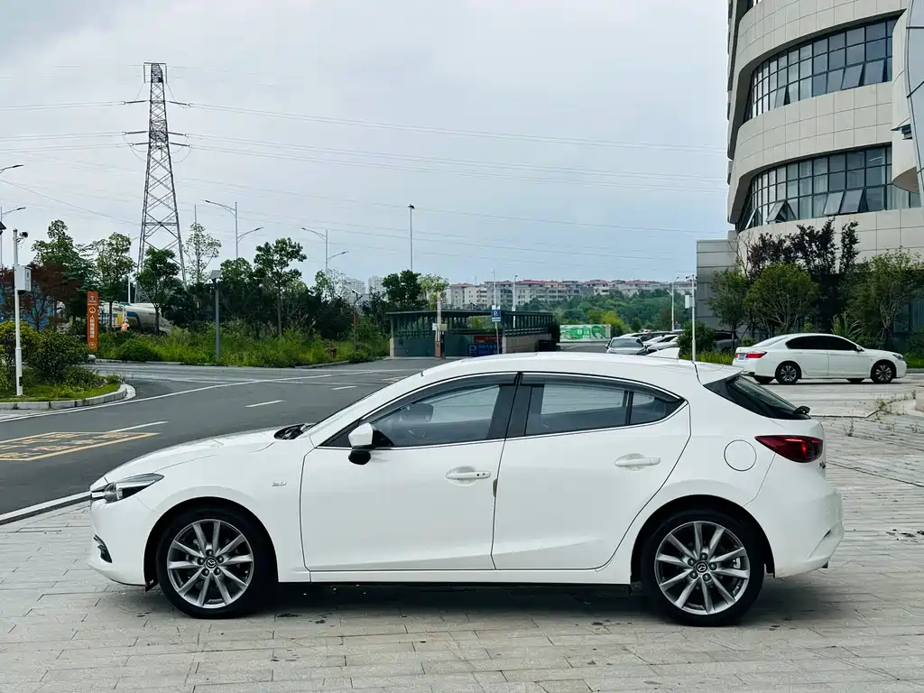 Mazda 3 Axela 2018 — фото 11