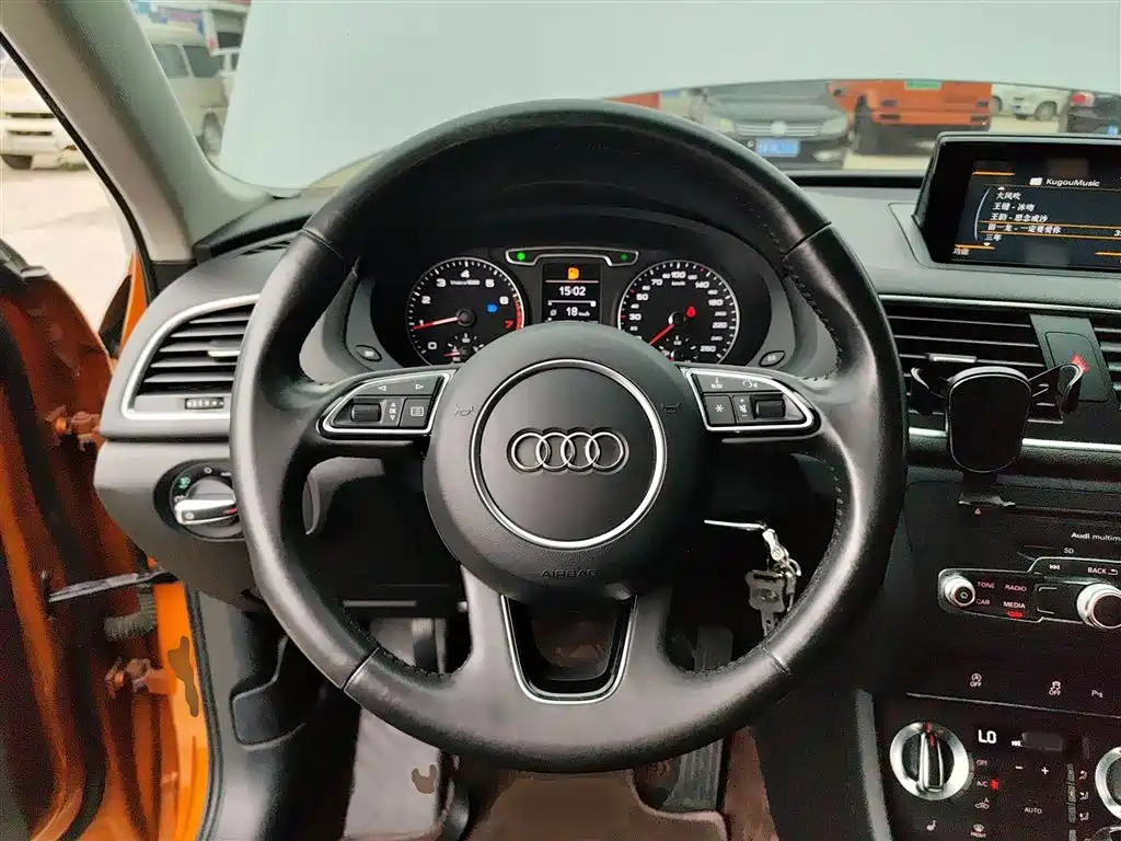 Audi Q3 2015 — фото 11