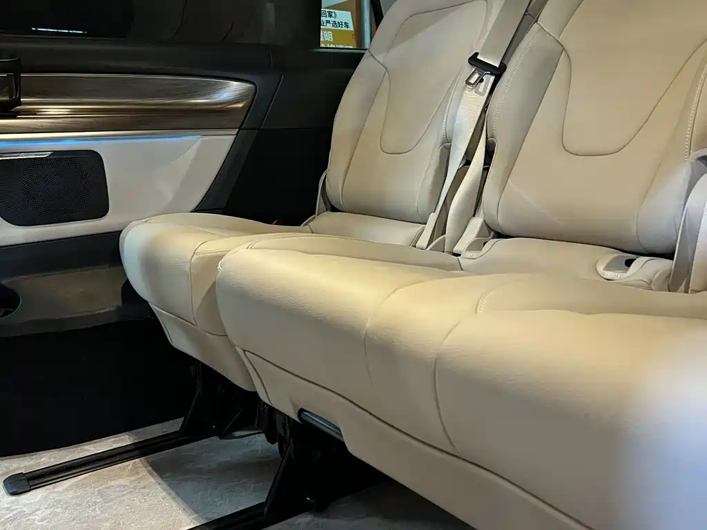 Mercedes-Benz V-Class 2022 — фото 17