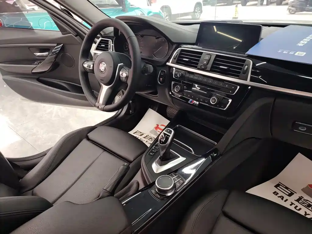 BMW 3 Series 2018 — фото 13