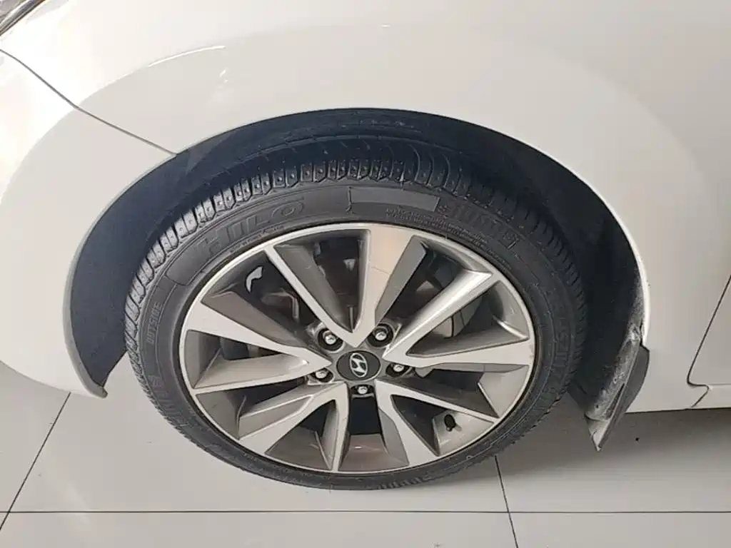 Hyundai Elantra 2016 — фото 23