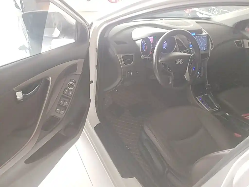 Hyundai Elantra 2016 — фото 16