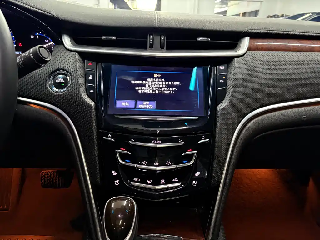 Cadillac XTS 2017 — фото 11
