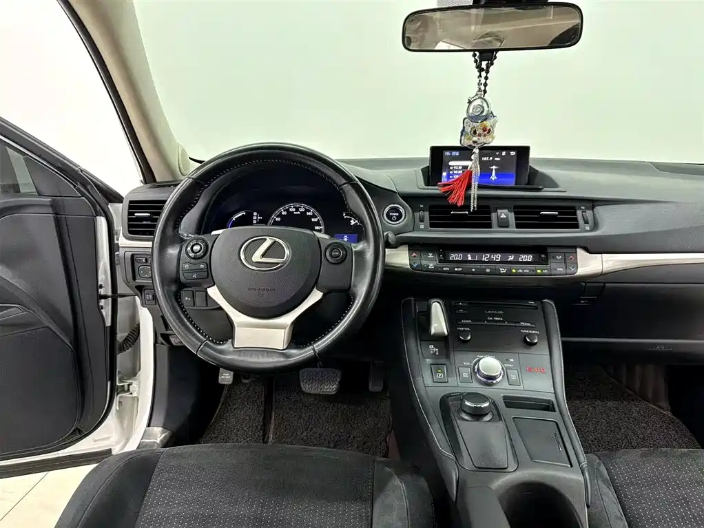 Lexus CT 2017 — фото 12