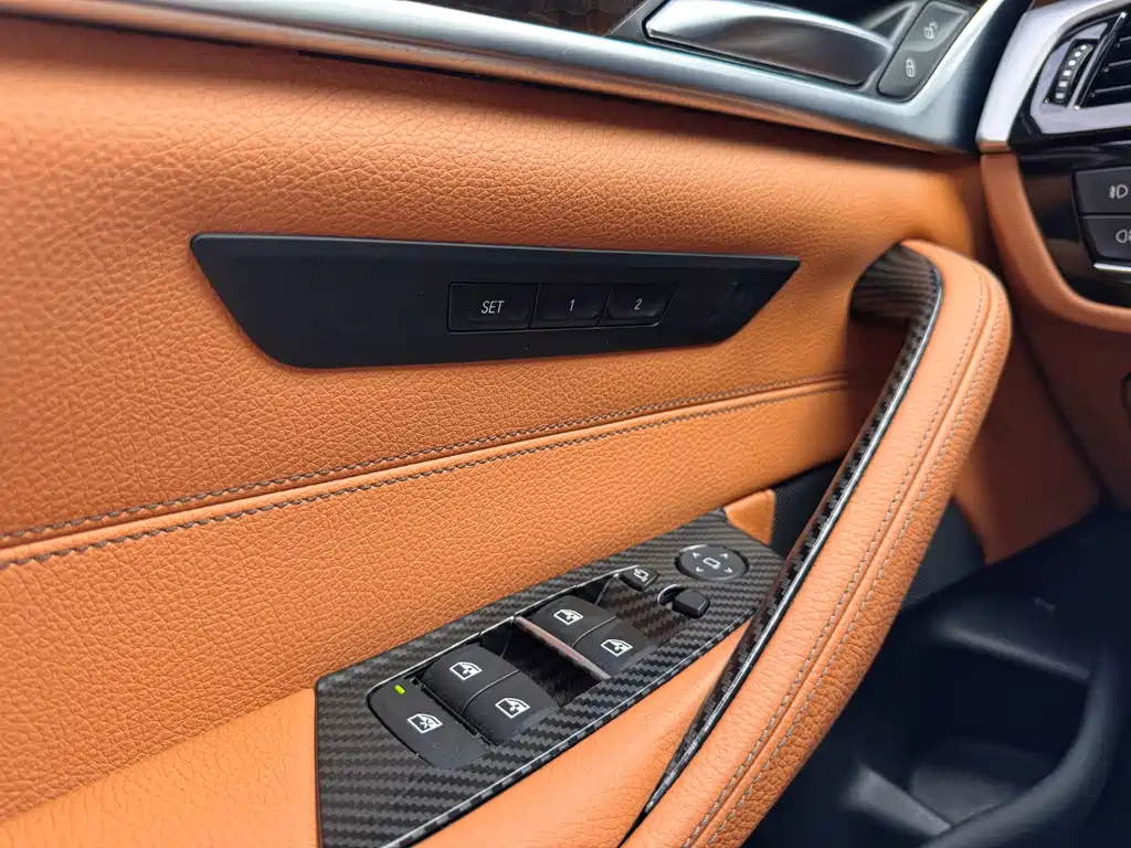 BMW 5 Series 2018 — фото 19