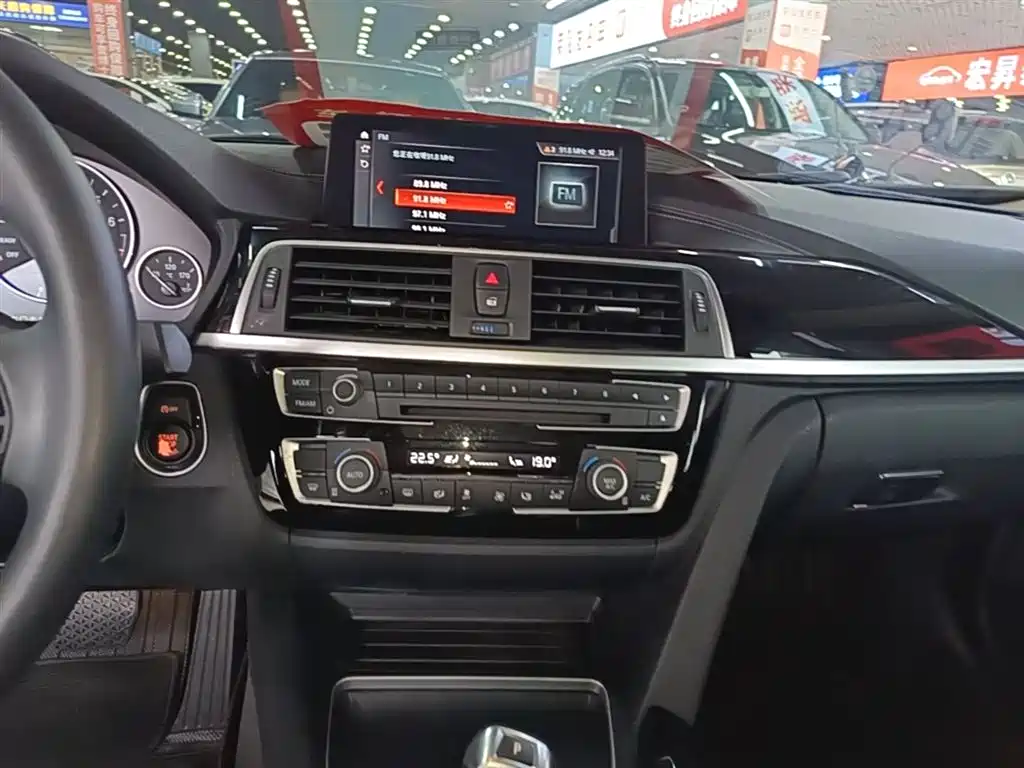 BMW 3 Series 2019 — фото 13