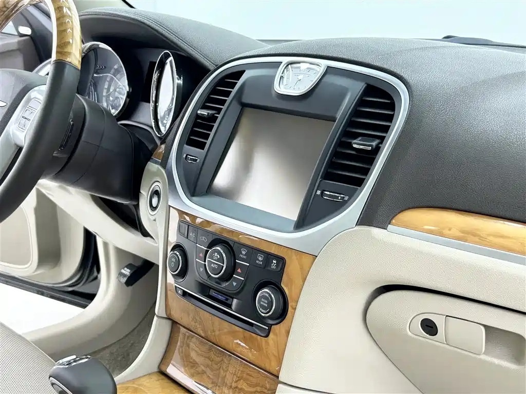 Chrysler 300C 2015 — фото 11