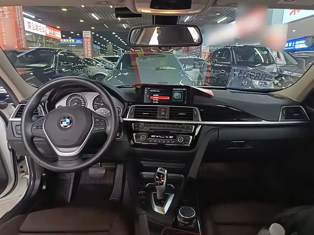 BMW 3 Series 2019 — фото 10