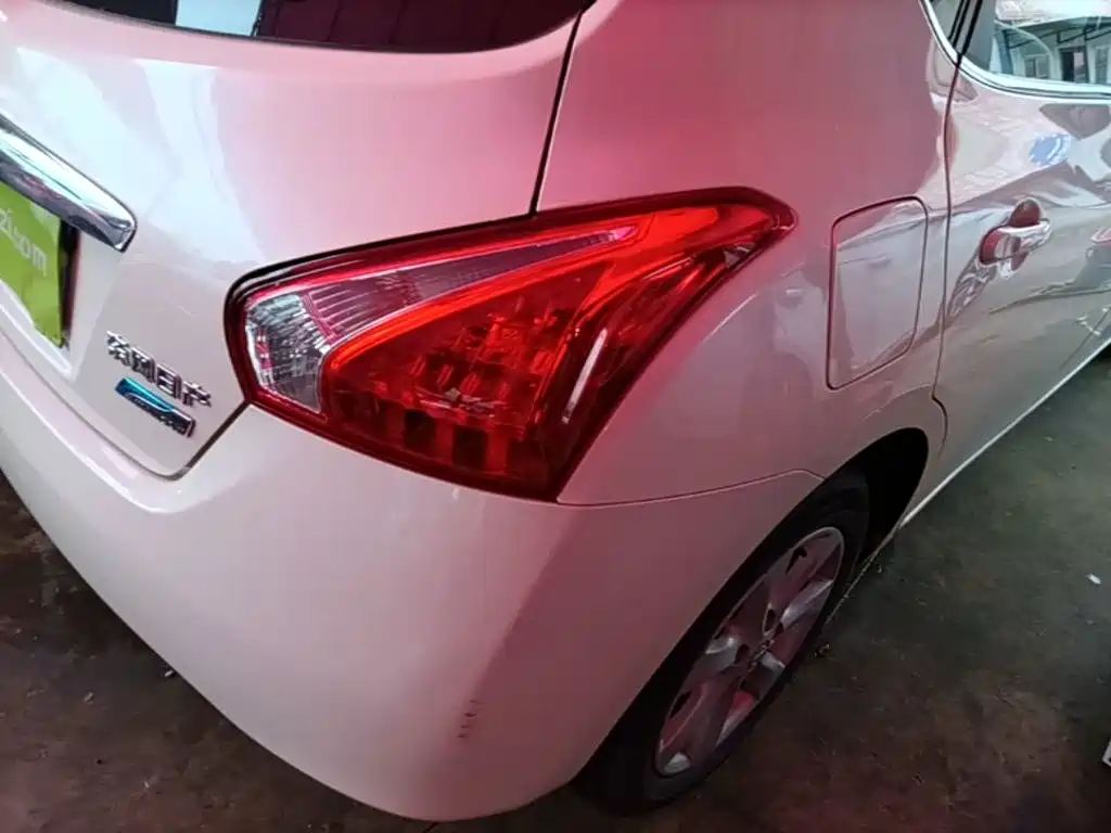 Nissan Tiida 2015 — фото 8