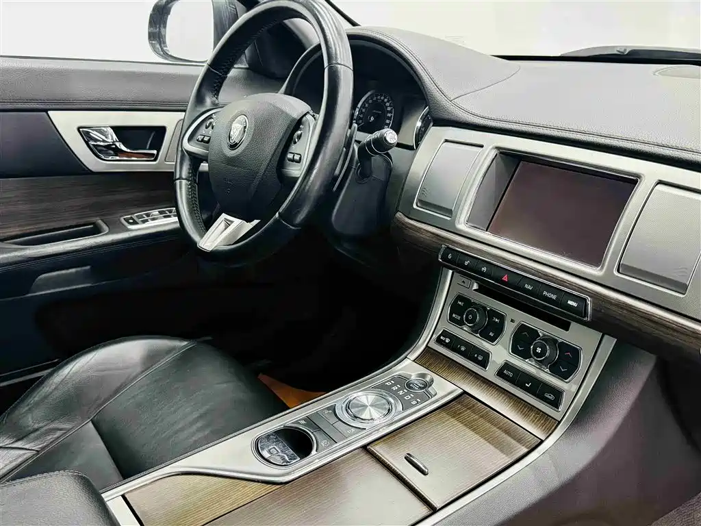 Jaguar XF 2014 — фото 28