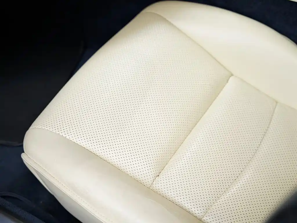 Aston Martin Rapide 2011 — фото 30