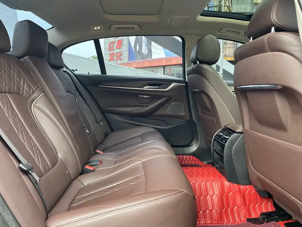 BMW 5 Series 2019 — фото 13