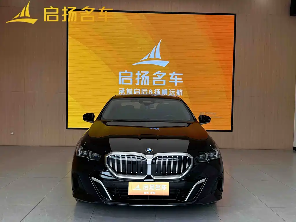 BMW 5 Series 2025 — фото 1