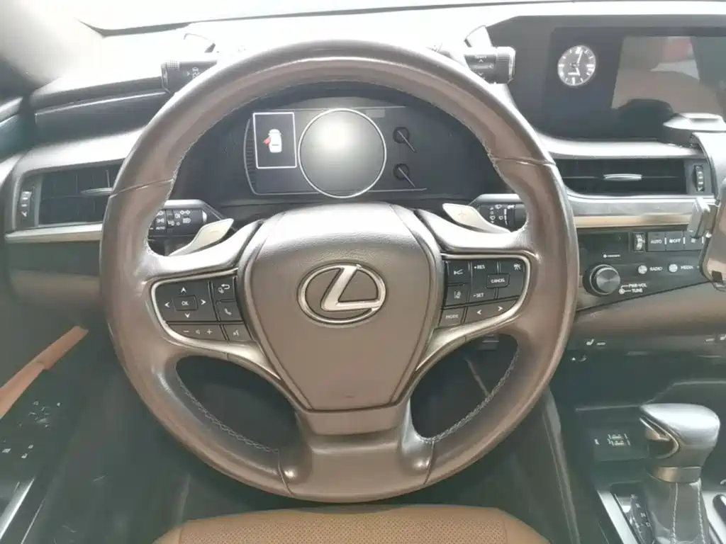 Lexus ES 2019 — фото 11
