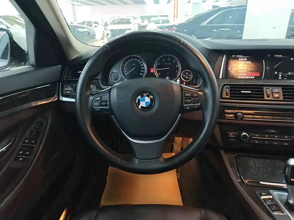 BMW 5 Series 2016 — фото 11