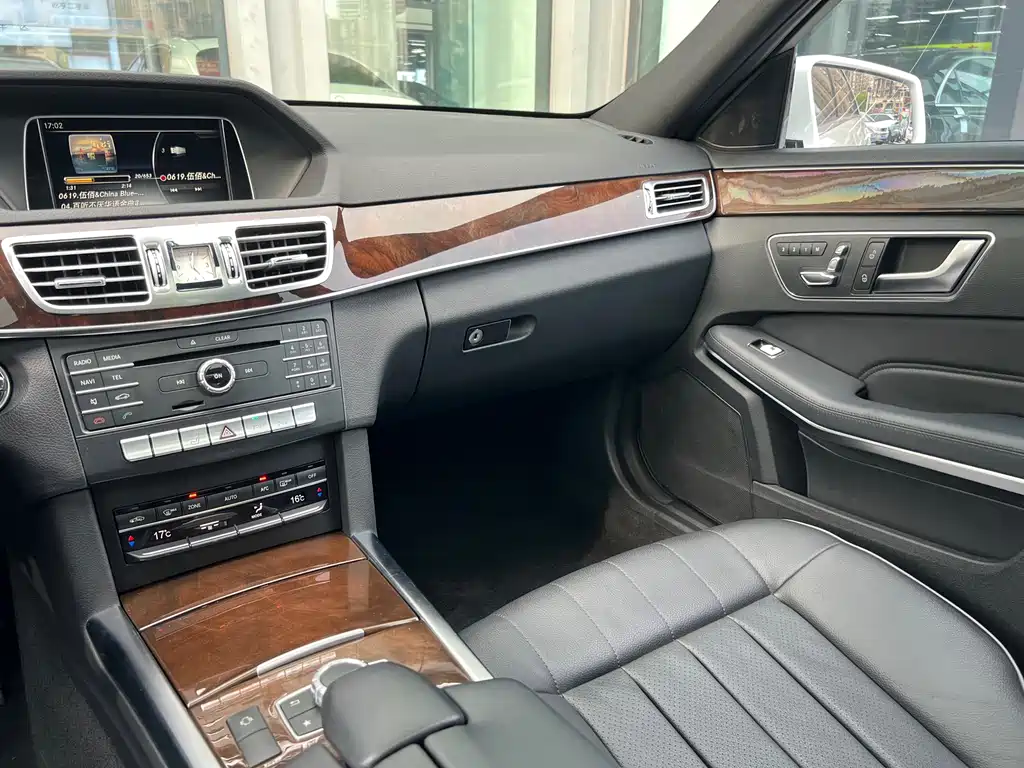 Mercedes-Benz E-Class 2015 — фото 23