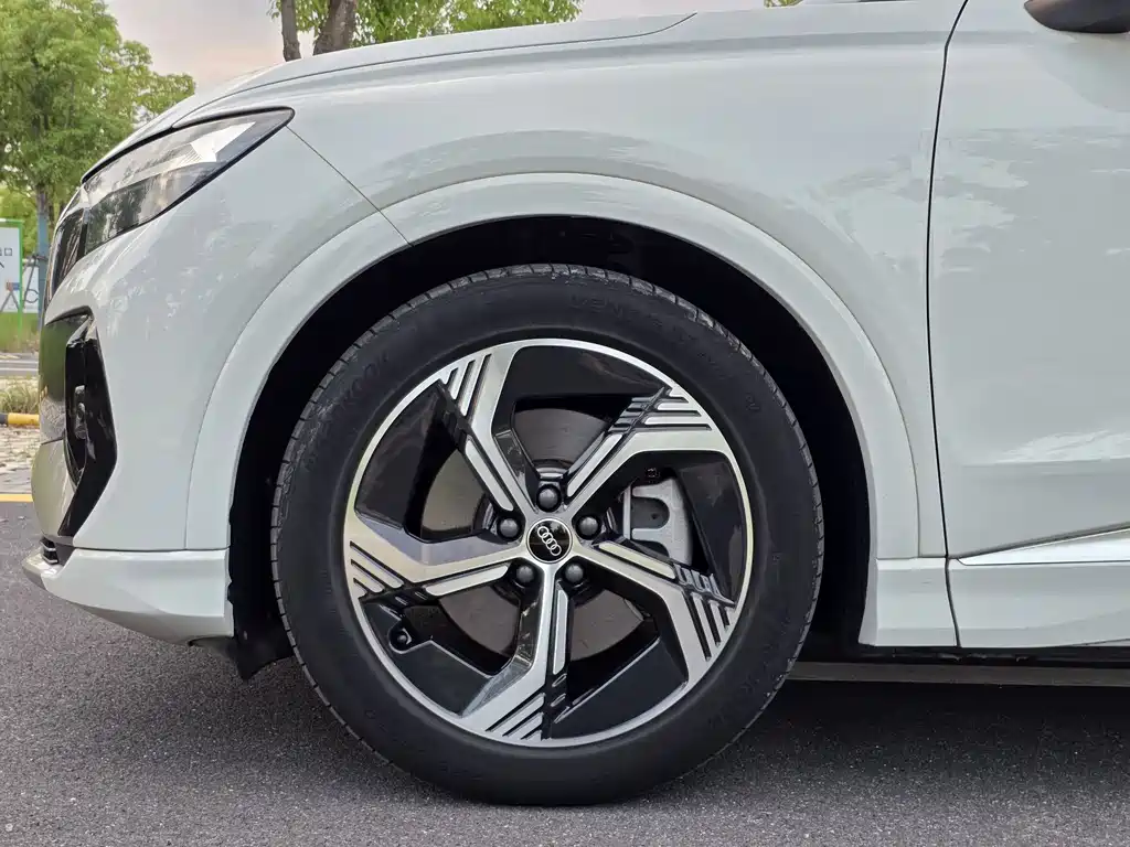 Audi Q4 e-tron 2023 — фото 21