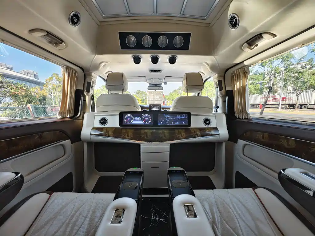 Mercedes-Benz V-Class 2020 — фото 15