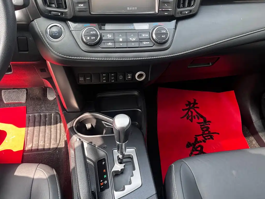 Toyota RAV4 2017 — фото 12