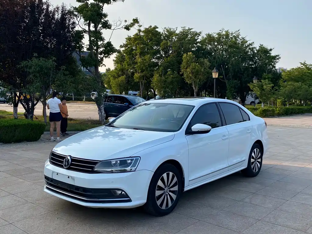 Volkswagen Sagitar 2015