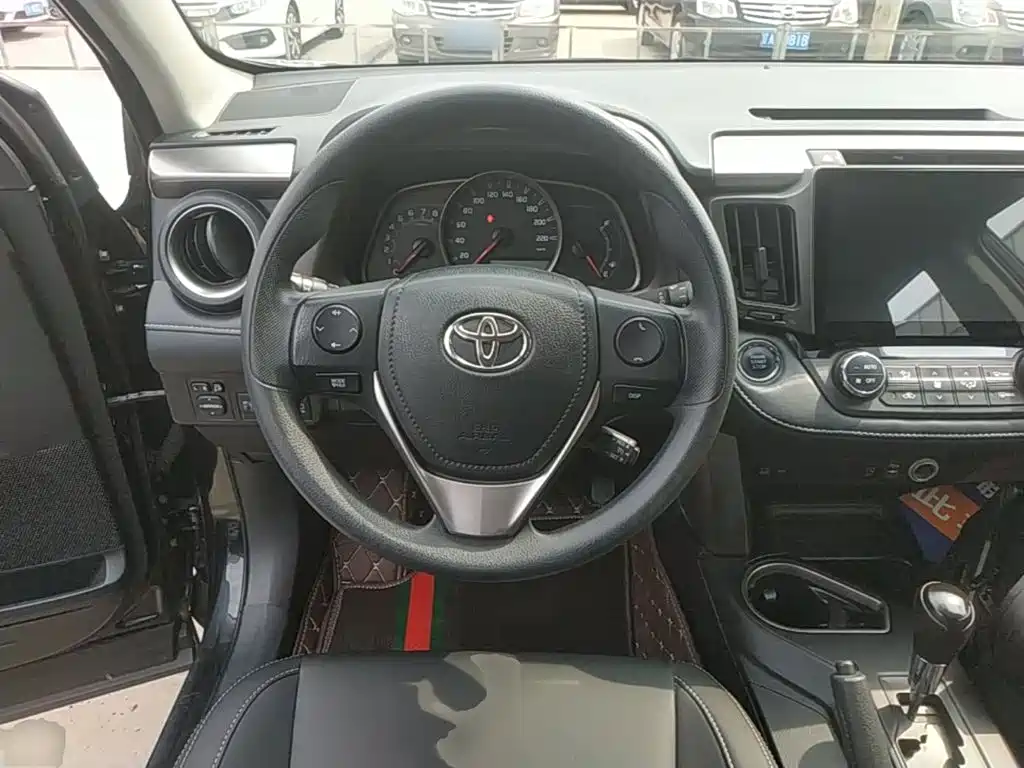 Toyota RAV4 2018 — фото 11