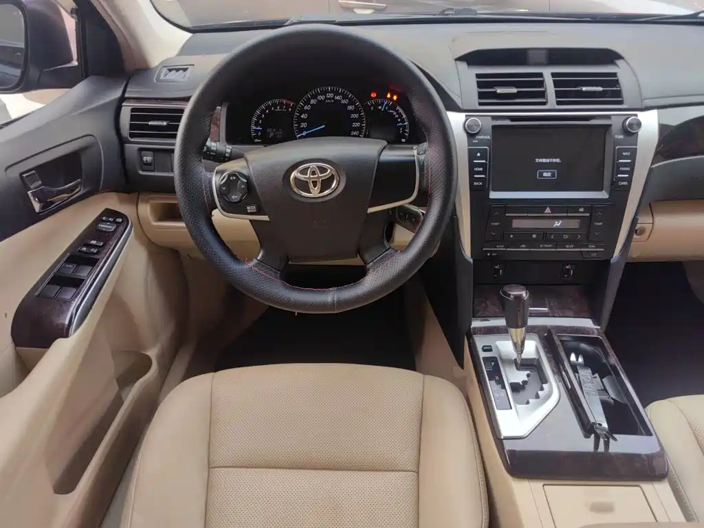 Toyota Camry 2015 — фото 4