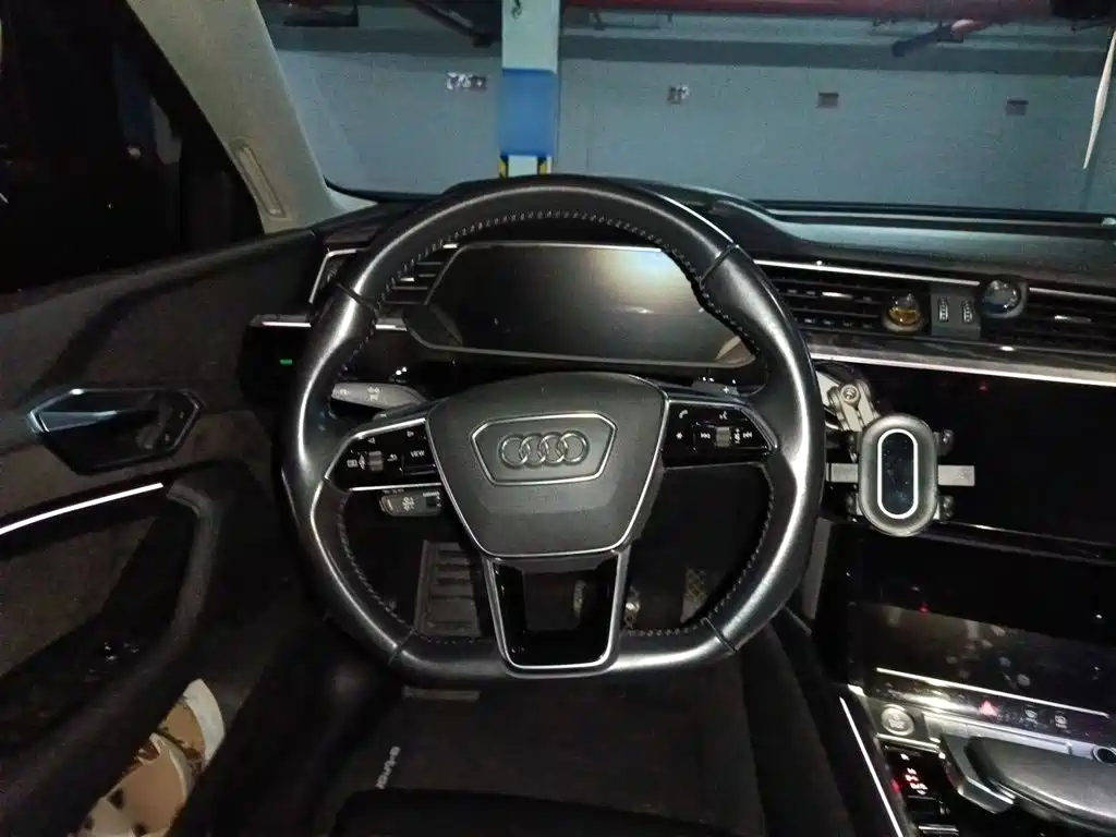Audi e-tron 2020 — фото 3