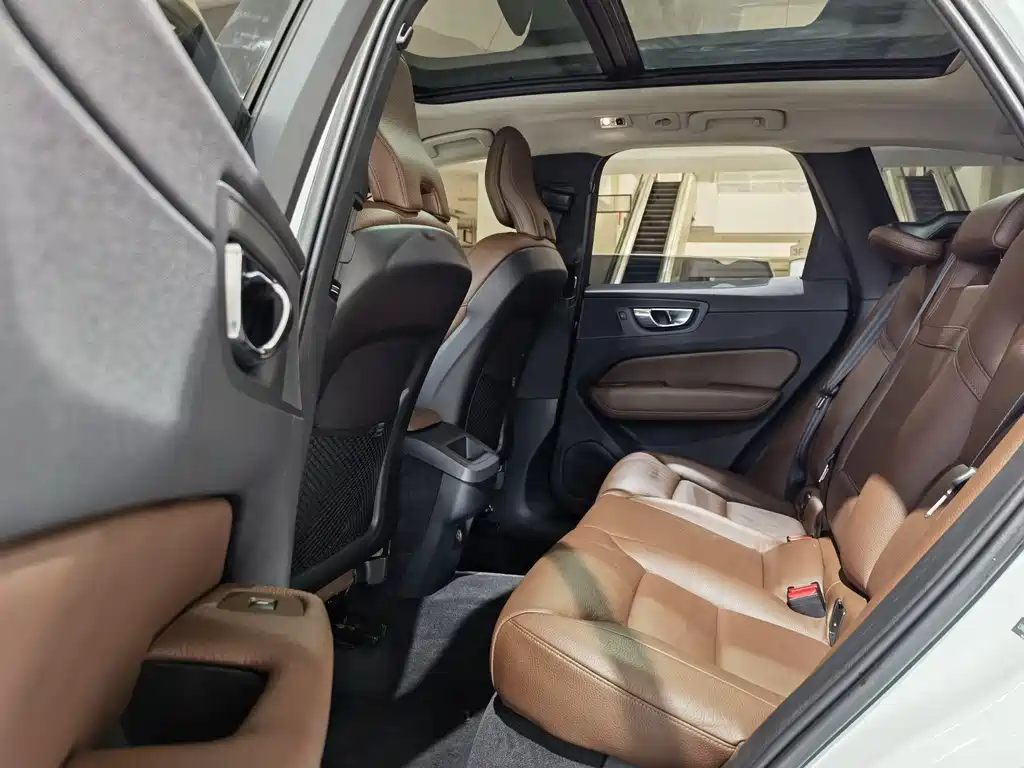 Volvo XC60 2018 — фото 10